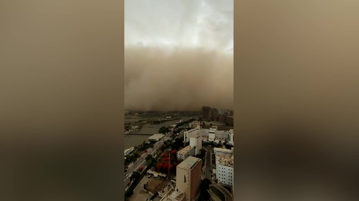 Video: Obrovská písečná bouře pohltila Suezský průplav i Káhiru